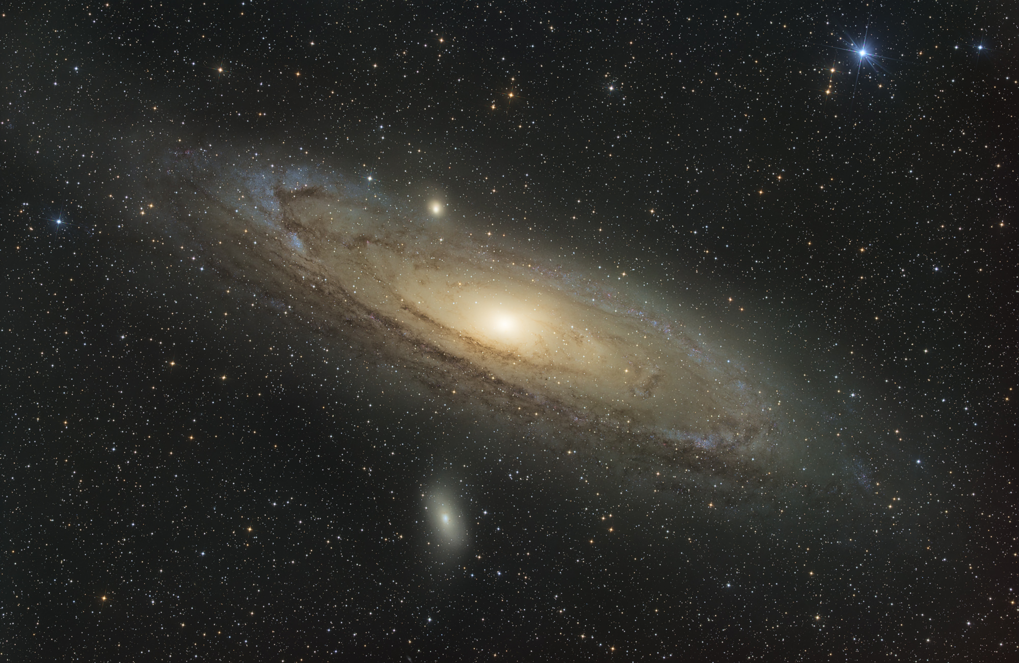 Die Andromeda Galaxie, Messier 31 ist die unserer Milchstraße nächstgelegene Spiralgalaxie, rund 2,5 Millionen Lichtjahre entfernt. Sie befindet sich im namensgebenden Sternbild Andromeda und ist das entfernteste Objekt, das unter guten Bedingungen ohne technische Hilfsmittel mit bloßem Auge beobachtet werden kann. Die kleine Galaxie links unterhalb Andromeda ist Messier 110.